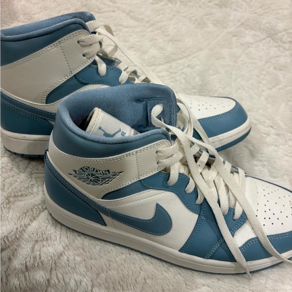 Nike Air Jordan 1 Mid University Blues